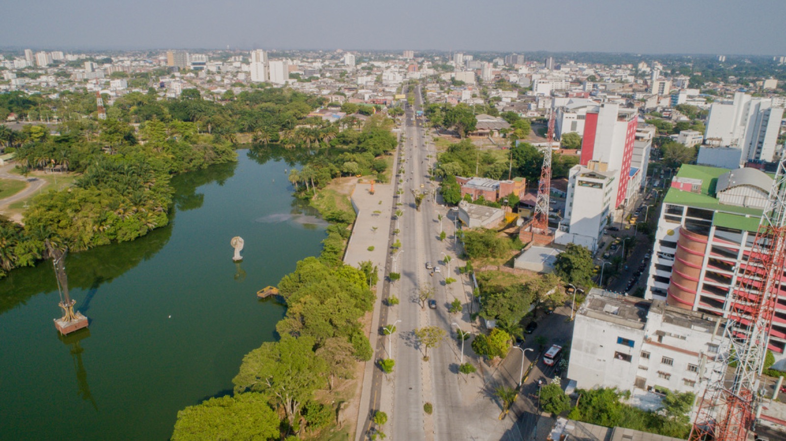 Vista aérea de Barrancabermeja y la Ciénaga de San Silvestre